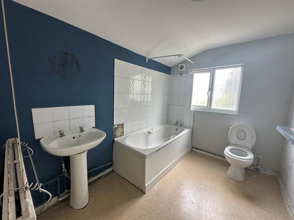 Lot: 115 - MID-TERRACE HOUSE FOR REFURBISHMENT - bathroom